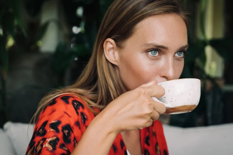 Dieta i zdrowe nawyki po 40. roku życia Foto: kobieta pijąca kawę