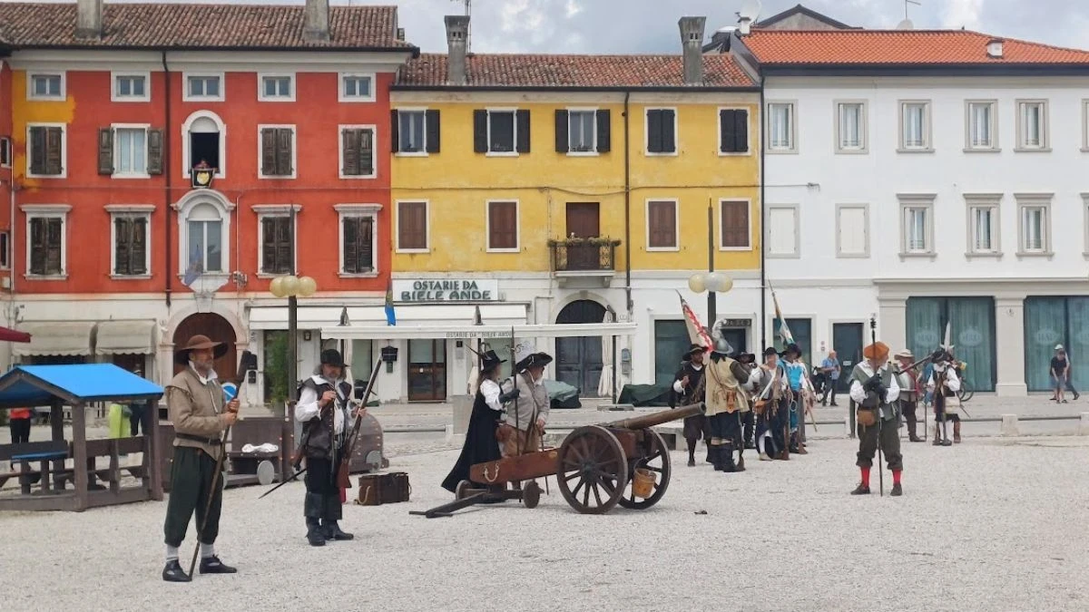 Rekonstrukcja historyczna na Piazza Grande w Palmanovie