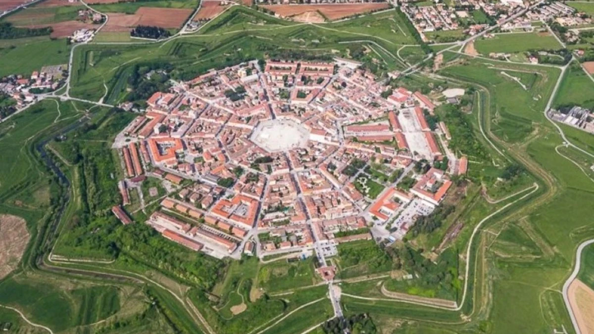 Palmanova z lotu ptaka – włoskie miasto w kształcie gwiazdy