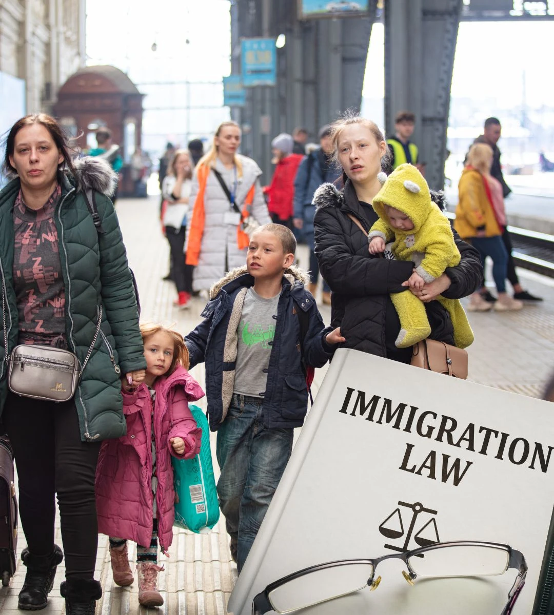 Imigranci otrzymują pisma nakazujące opuszczenie kraju Foto: zdjęcie przedstawiające migrantów
