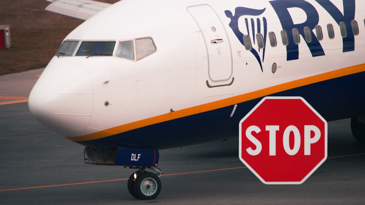 Ryanair tnie siatkę połączeń przed wakacjami  Foto: samolot linii Ryanair i znak stop