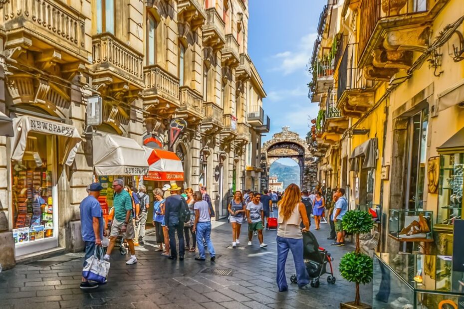 Kupiła dom na Sycylii bez oglądania Foto: ulica na Sycylii