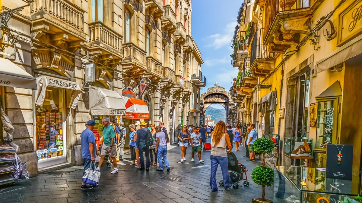 Kupiła dom na Sycylii bez oglądania Foto: ulica na Sycylii