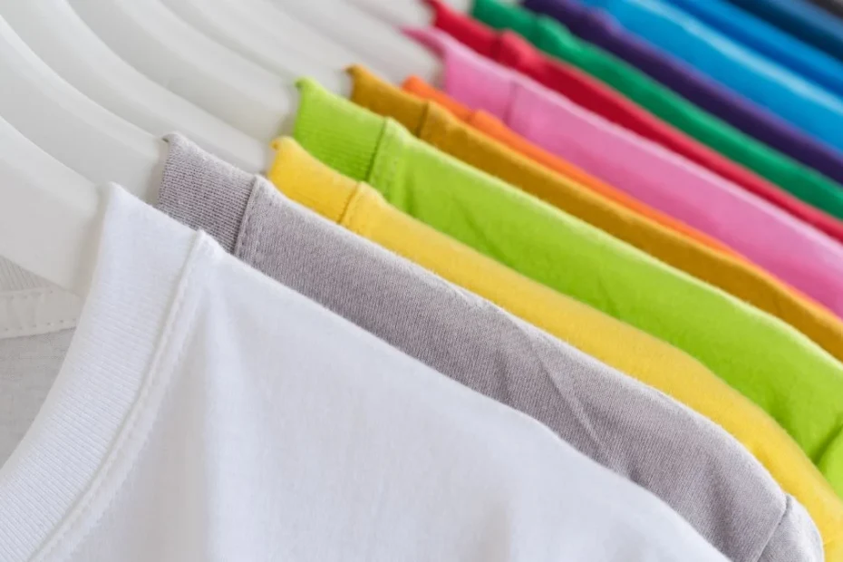 Jaka jest uczciwa cena za dobry T-shirt? Foto: Kolorowe koszulki na wieszakach