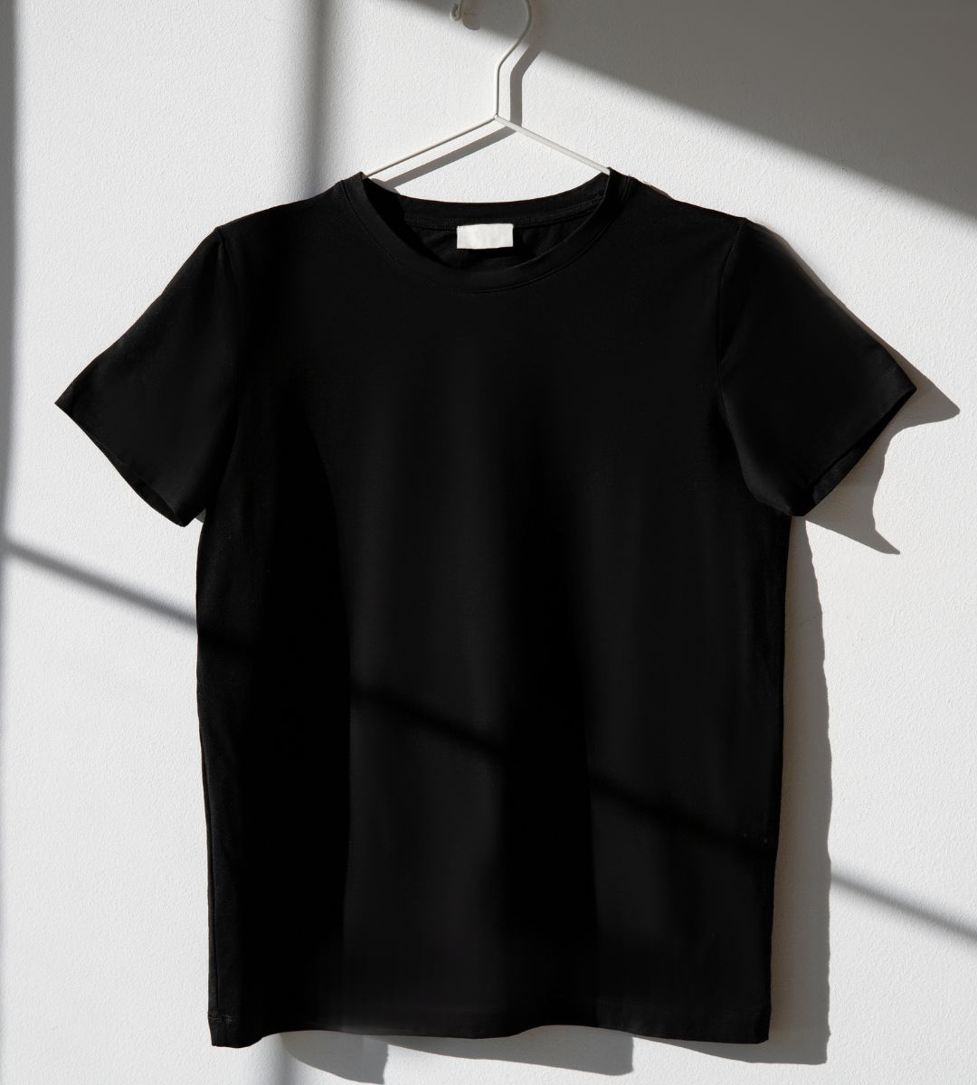 Ile powinna kosztować etyczna koszulka Foto: czarny t-shirt
