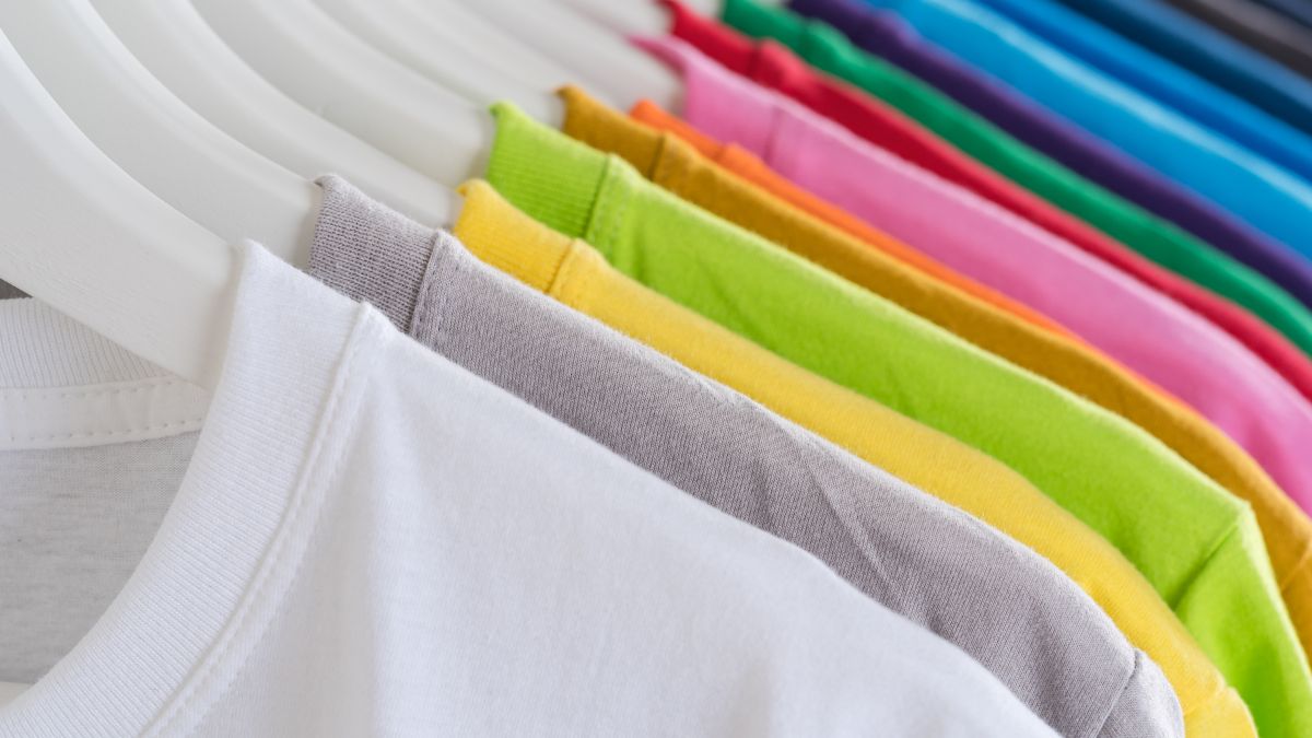 Ile powinna kosztować etyczna koszulka Foto: kolorowe t-shirty