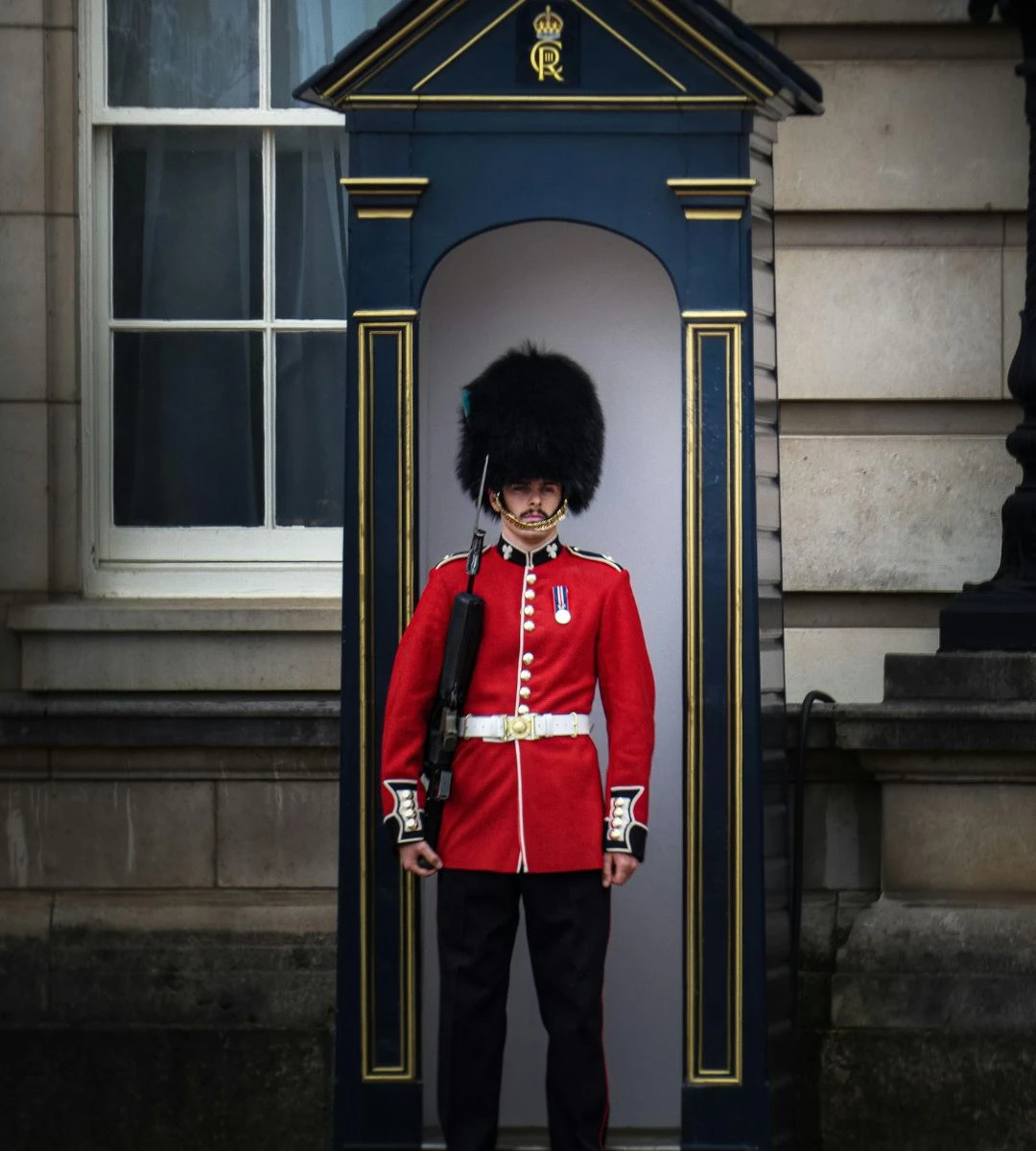 Oto najważniejszy budynek w monarchii Foto: Wartownik przed Pałacem Buckingham