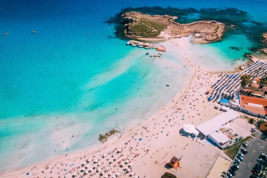 Te kraje oficjalnie nie istnieją Foto: plaża na Cyprze