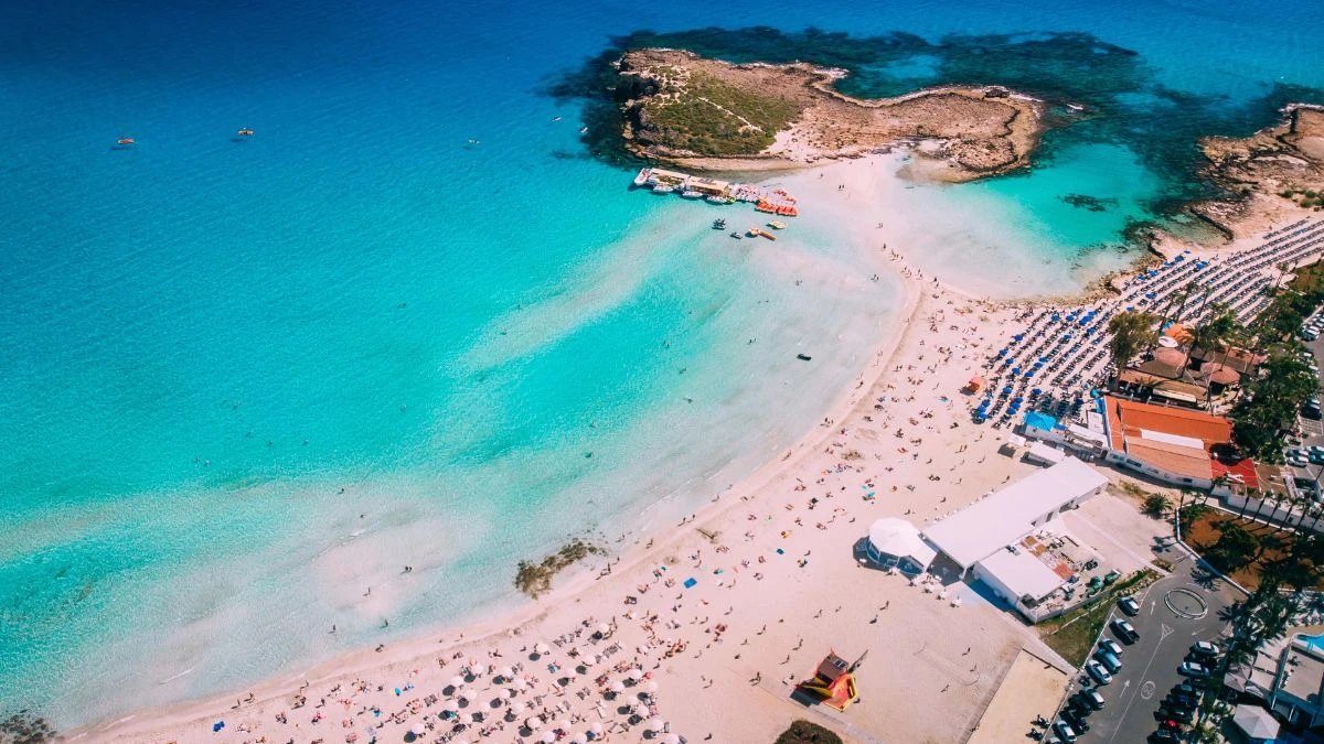 Te kraje oficjalnie nie istnieją Foto: plaża na Cyprze
