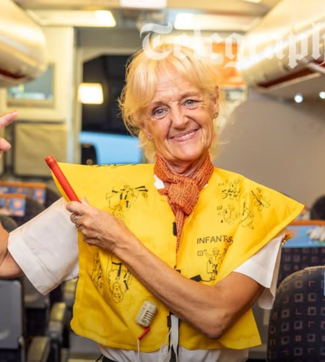 Została stewardesą w wieku 64 lat Foto: zdjęcie stewardessy w kółku