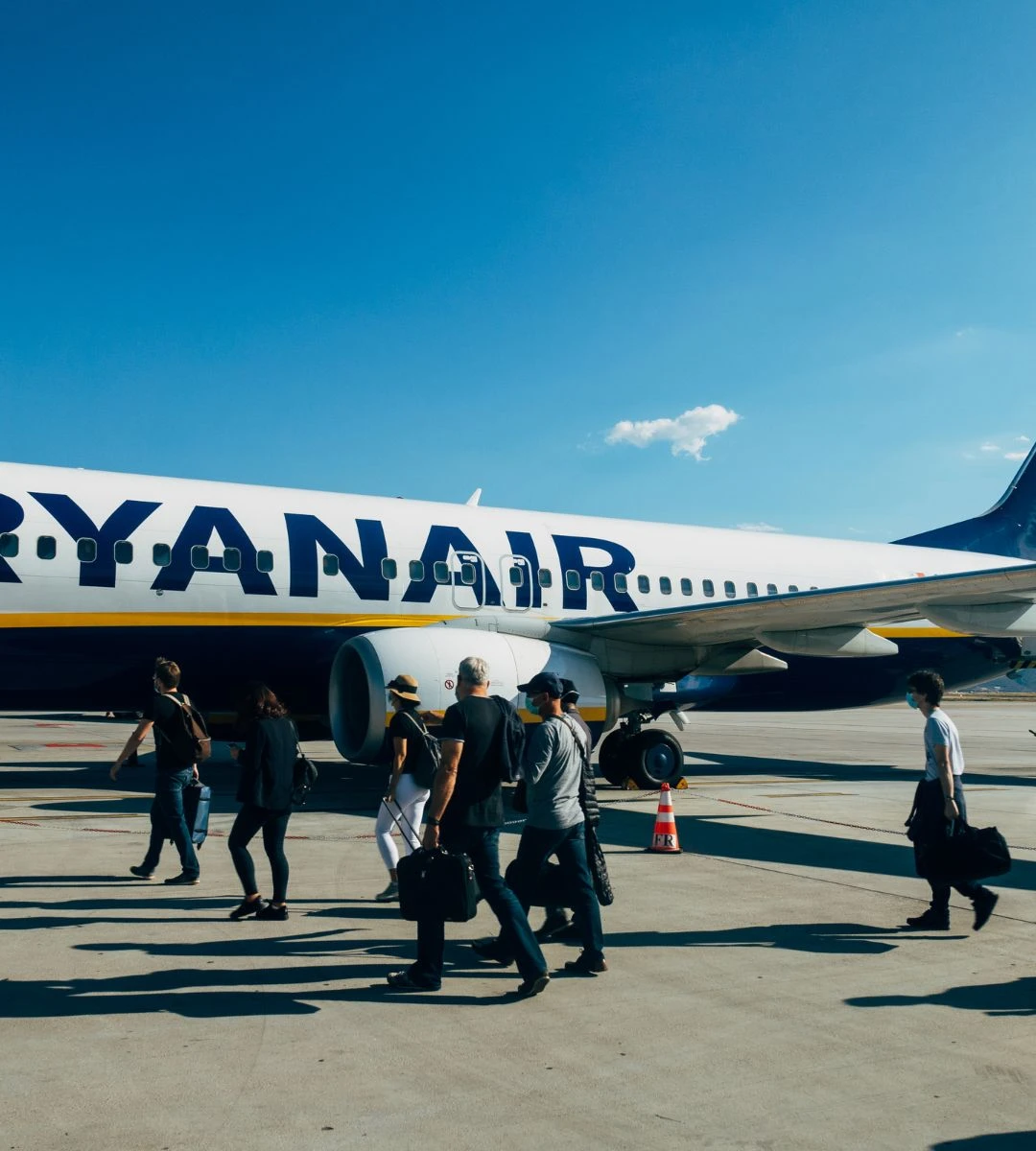 linie lotnicze zmieniły zasady kart pokładowych Foto: Pasażerowie wsiadający do samolotu linii Ryanair