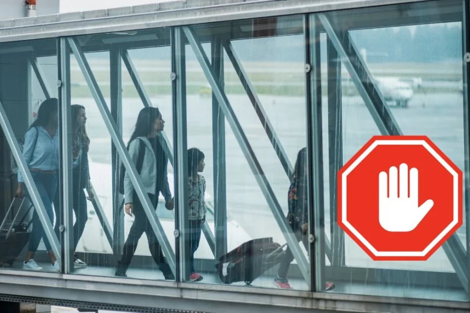 Lotnisko w Brukseli zamknięte na trzy miesiące Foto: Pasażerowie wchodzący na pokład samolotu przez rękaw na lotnisku