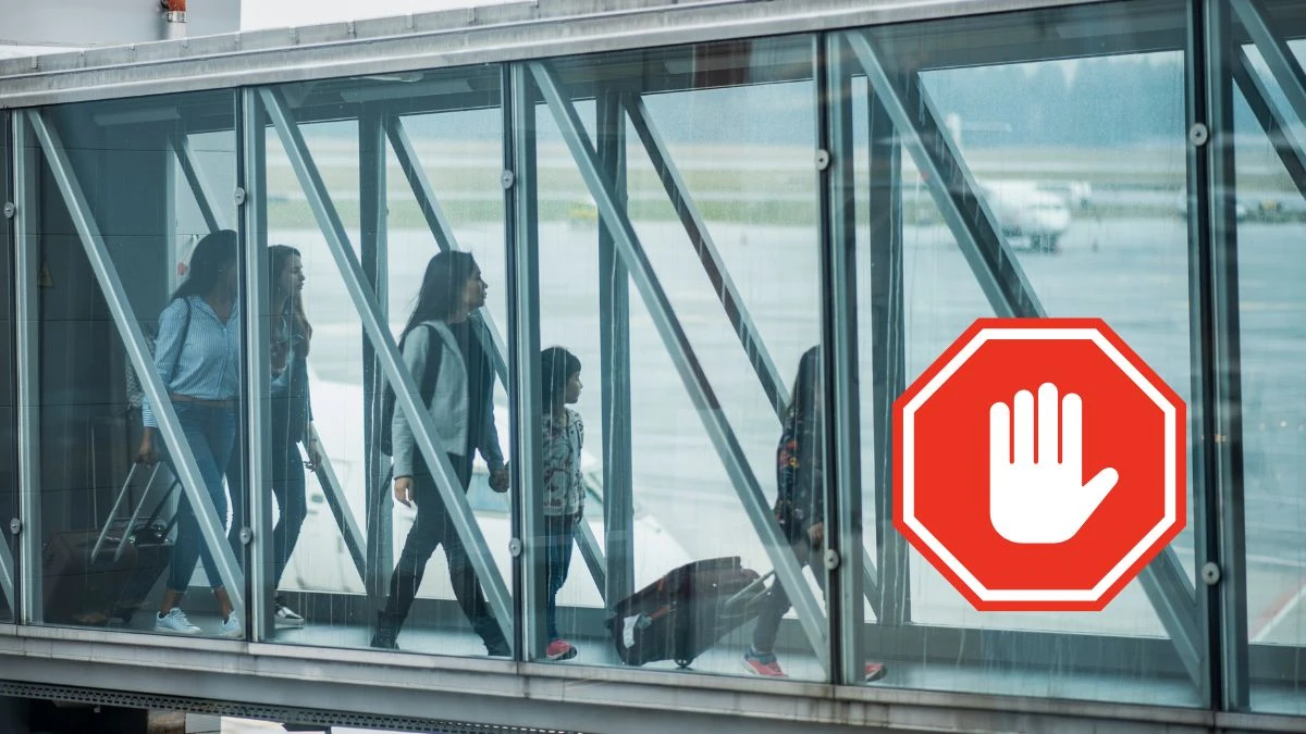 Lotnisko w Brukseli zamknięte na trzy miesiące Foto: Pasażerowie wchodzący na pokład samolotu przez rękaw na lotnisku