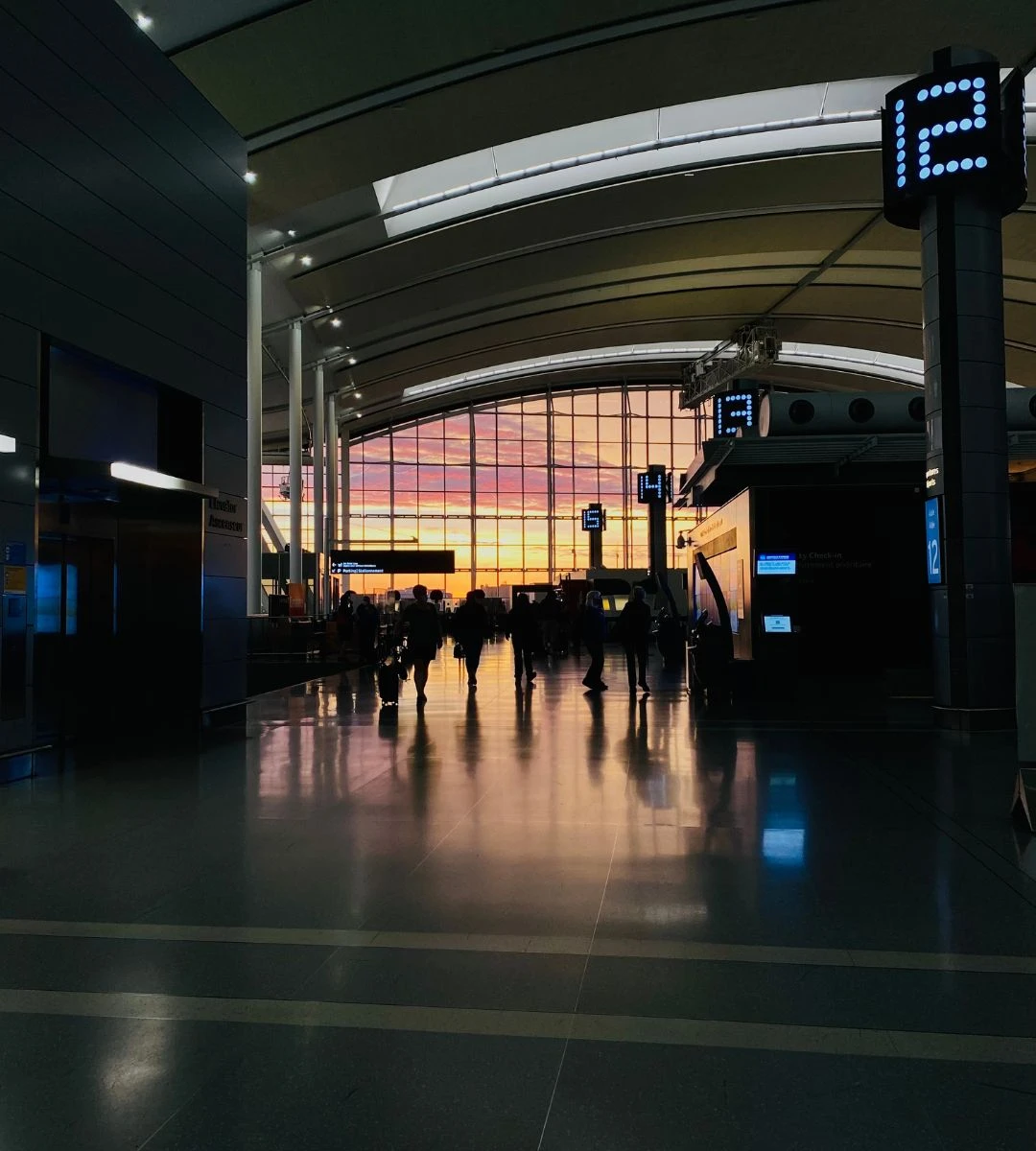 Jet2 zmienia zasady odprawy na 12 lotniskach w Wielkiej Brytanii Foto: terminal lotniskowy