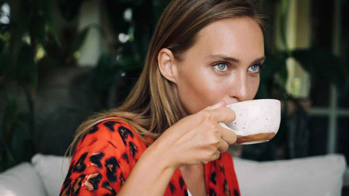 Dieta i zdrowe nawyki po 40. roku życia Foto: kobieta pijąca kawę