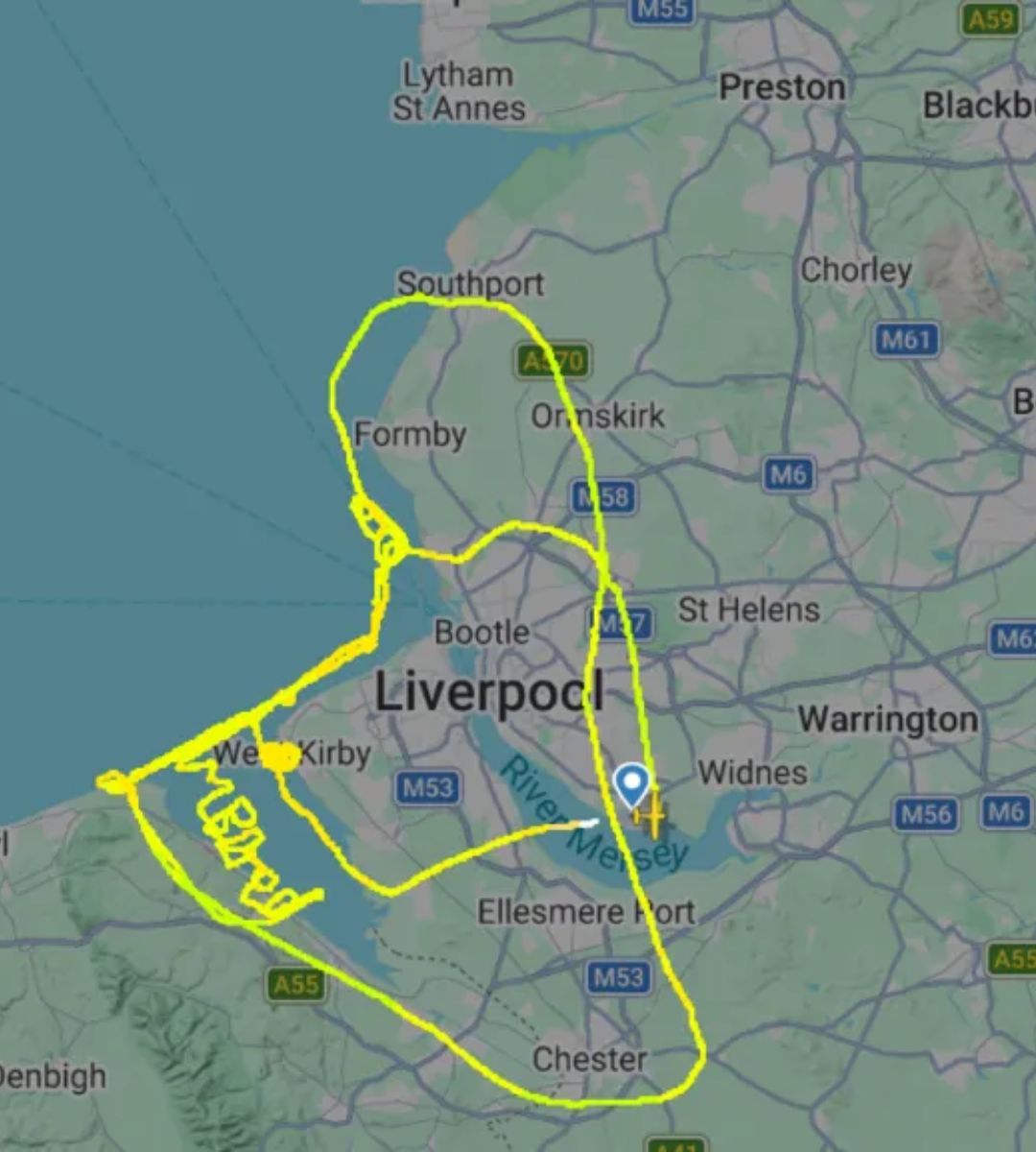 Pilot napisał na niebie „Nudzę się” Foto: zdjęcie z radaru Flightradar24,