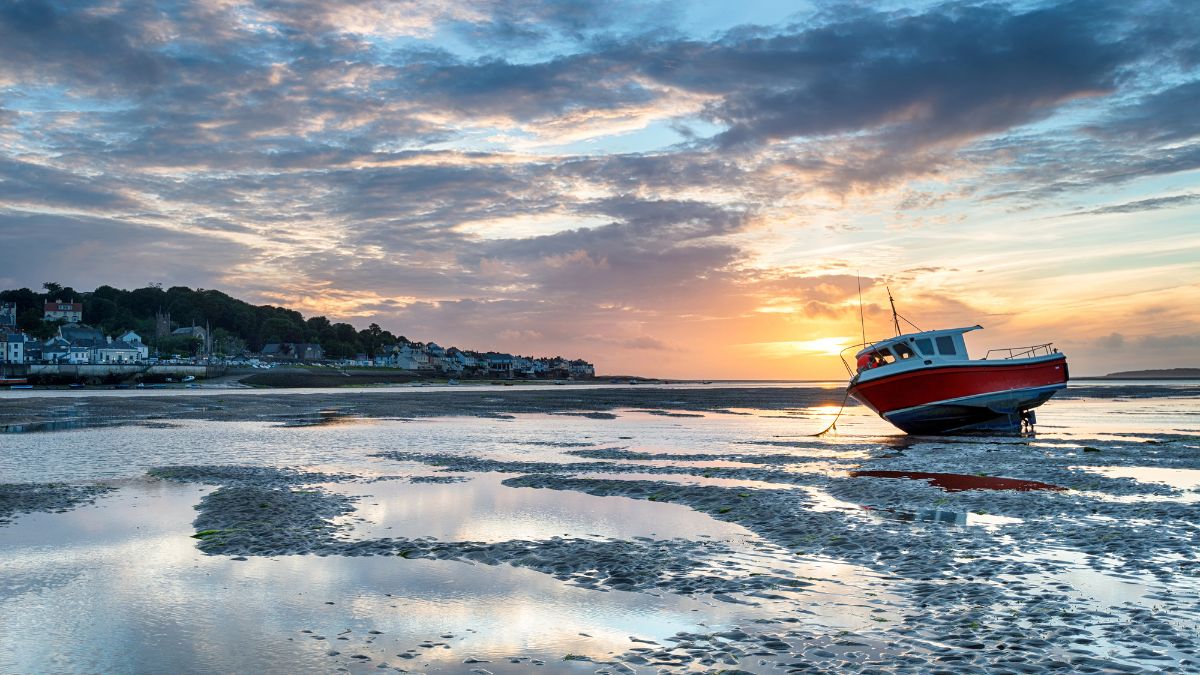 Ukryte plaże Europy na wakacje 2026 Foto: plaża w Burnham Overy Staithe