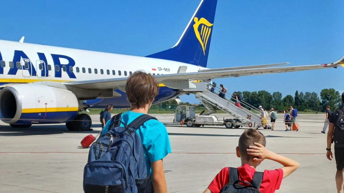 nowe zasady Ryanair Foto: pasażerowie wsiadający do samolotu