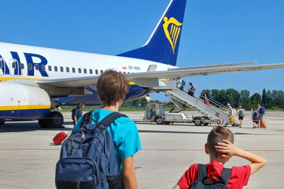 Ryanair zaostrzył kontrole bagażu podręcznego Foto: pasażerowie wsiadający do samolotu