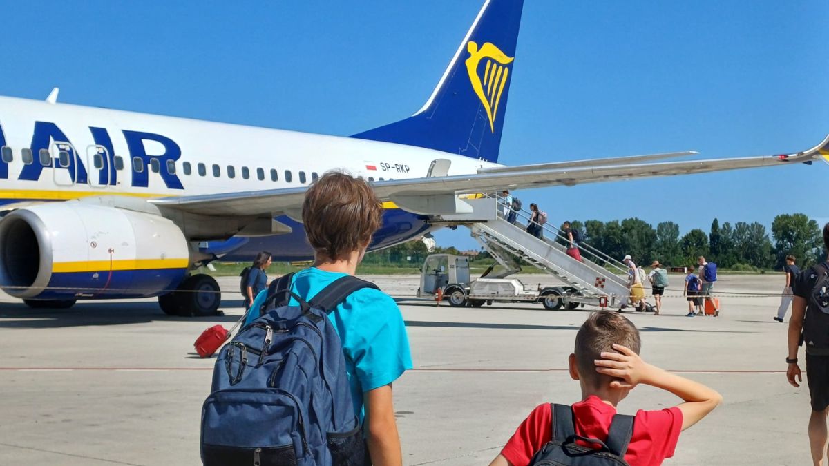Ryanair zaostrzył kontrole bagażu podręcznego Foto: pasażerowie wsiadający do samolotu
