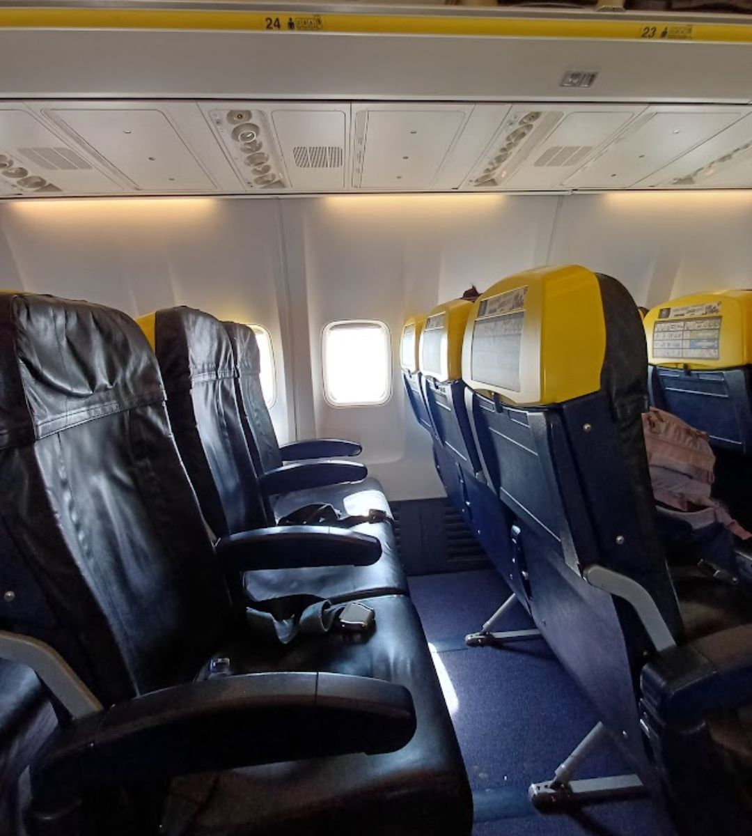 Włoch zostawił portfel na pokładzie Ryanaira Foto: wnętrze samolotu Ryanair 