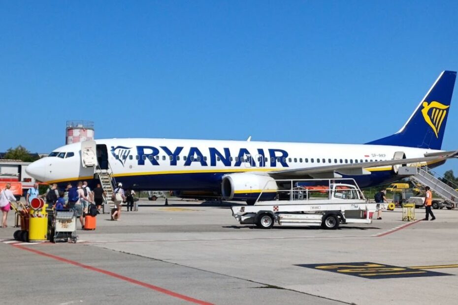 Włoch zostawił portfel na pokładzie Ryanaira Foto: samolot Ryanair na lotnisku