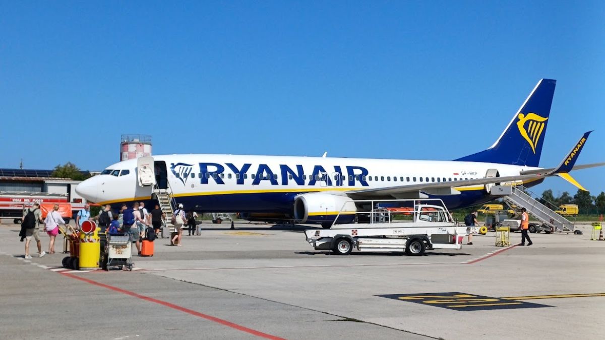Włoch zostawił portfel na pokładzie Ryanaira Foto: samolot Ryanair na lotnisku