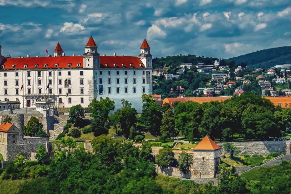 Ten europejski kraj opanował kryzys emerytalny Foto: widok na zamek w Bratysławie