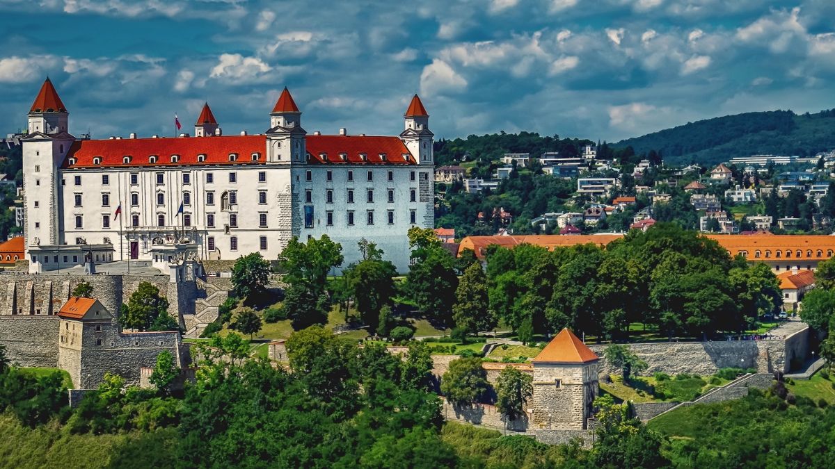 Ten europejski kraj opanował kryzys emerytalny Foto: widok na zamek w Bratysławie