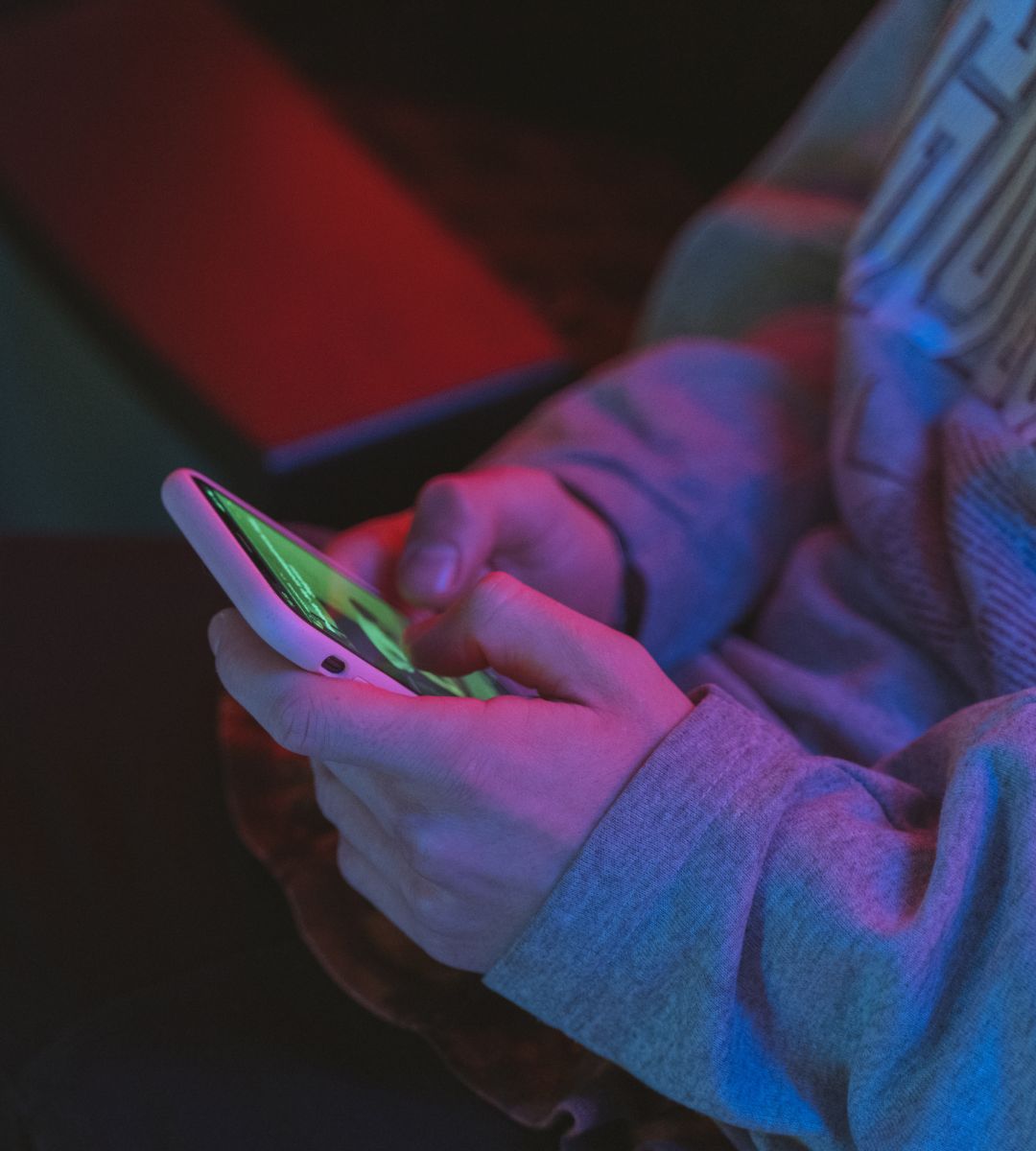 Cyfrowa godzina policyjna dla nastolatków Foto: nastolatka z telefonem