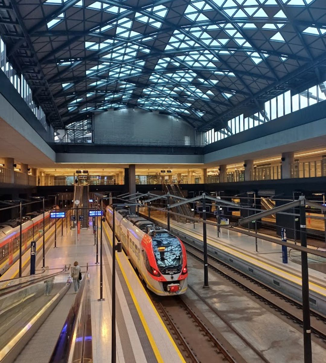 najbardziej futurystyczny dworzec w Europie Foto: perony na stacji Łódź Fabryczna