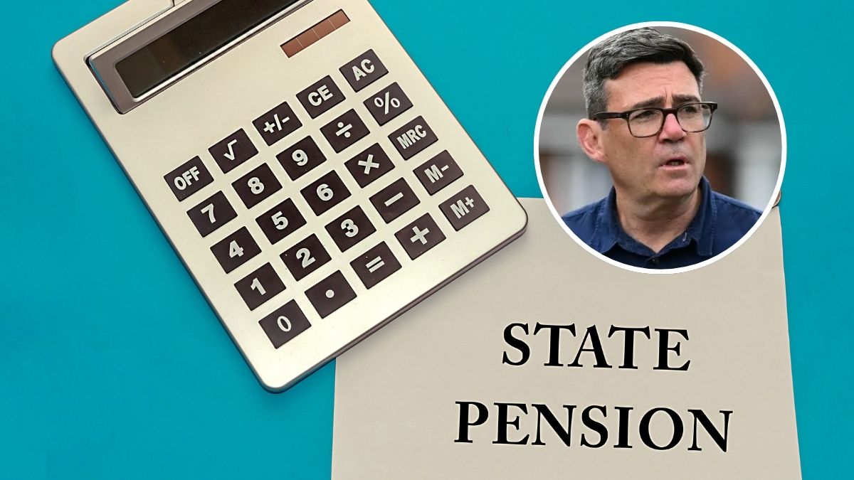 podatek od emerytury państwowej w Wielkiej Brytanii foto: zdjęcie premiera UK i kalkulator i napis state pension