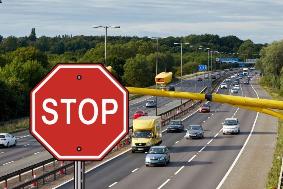 Brytyjska policja będzie zatrzymywać kierowców do testu wzroku Foto: autostrada i znak stop
