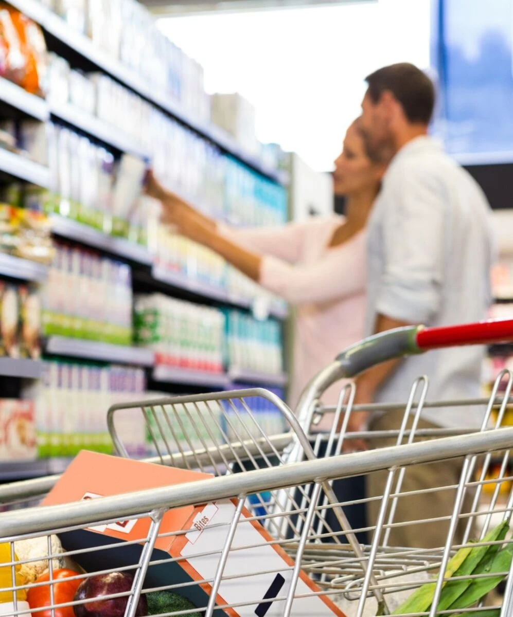 Supermarkety mają nowy problem Foto: kobieta i mężczyzna na zakupach w supermarkecie