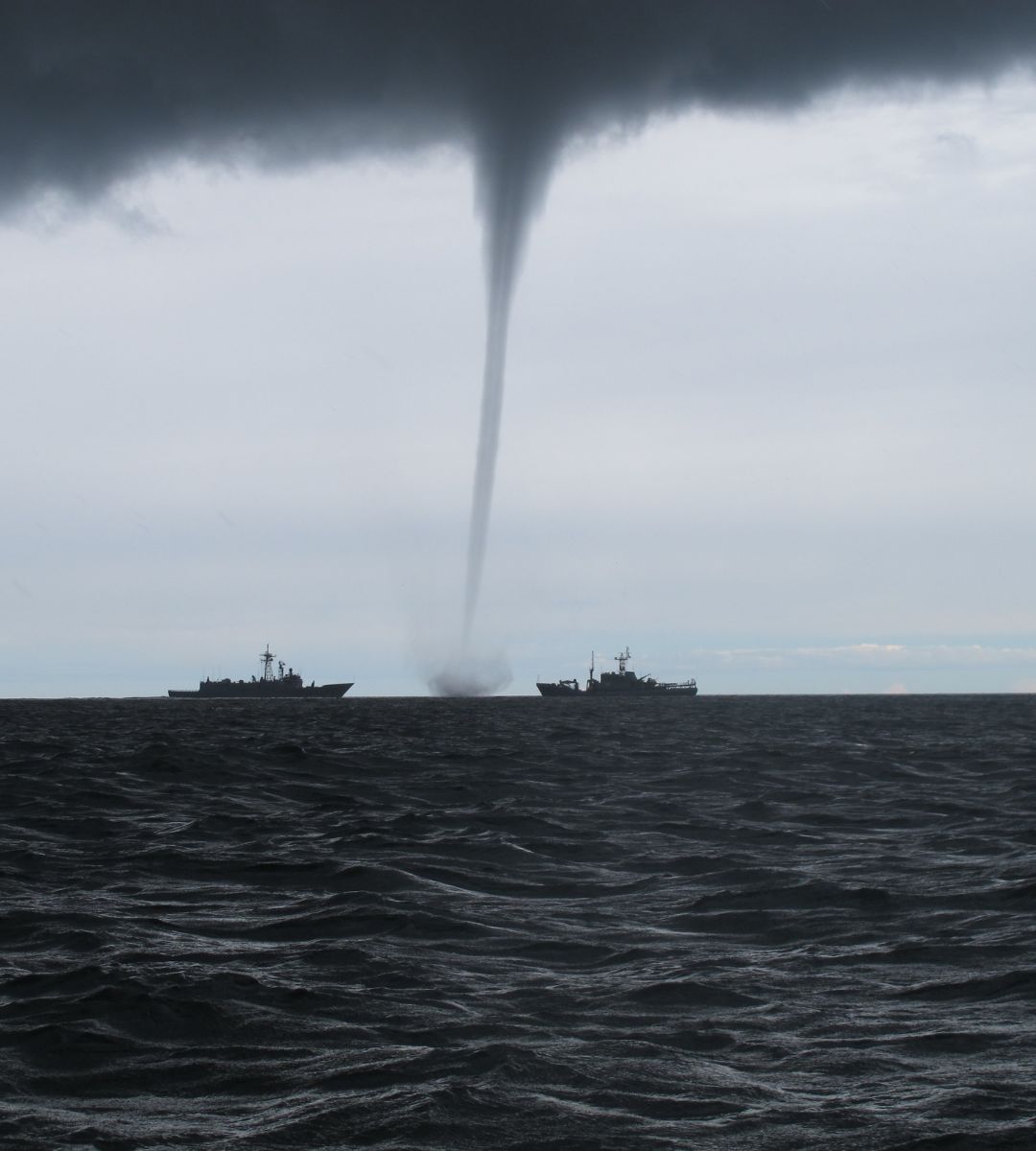 zmiany zachodzące w Oceanie Atlantyckim Foto: trąba powietrzna na morzu