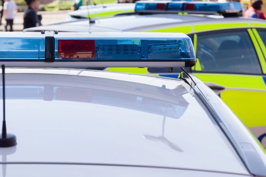 Potworna tragedia podczas festiwalu, tablica runęła na ludzi. Na zdjęciu światła radiowozów w Wielkiej Brytanii, zdjęcie ilustracyjne