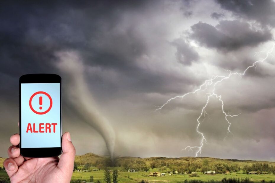 Met Office ostrzega przed najsilniejszym El Niño Foto: burza, tornado i alert na telefonie