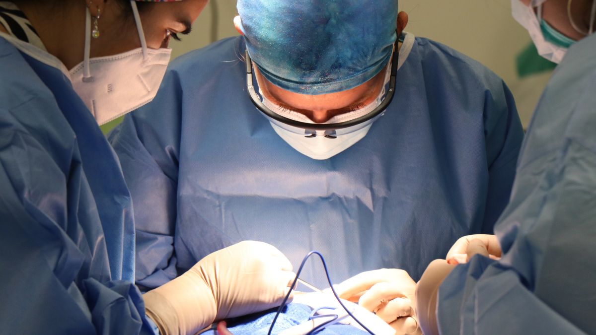 wstrząsająca historia lekarza z Wielkiej Brytanii Foto: chirurg na sali operacyjnej