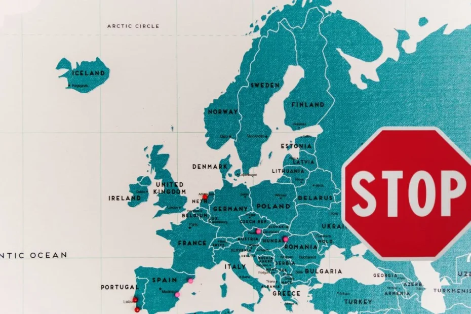 Czerwony alarm w środku wakacji Foto: mapa Europy i znak stop