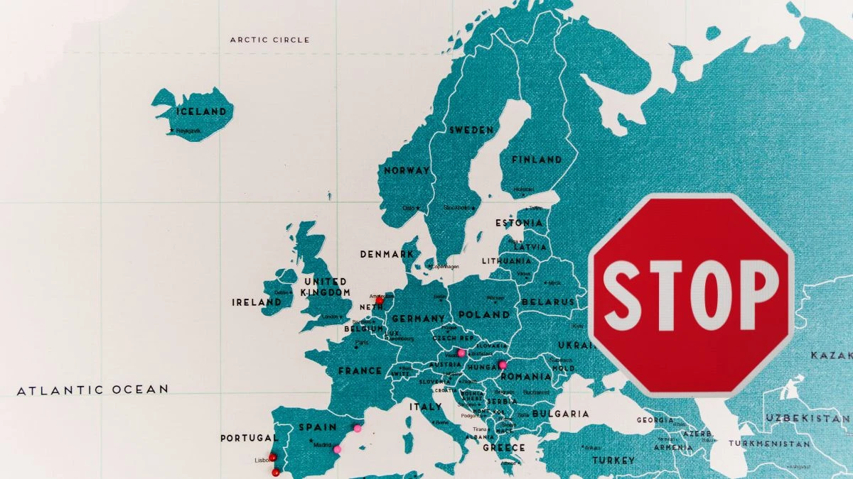 Czerwony alarm w środku wakacji Foto: mapa Europy i znak stop