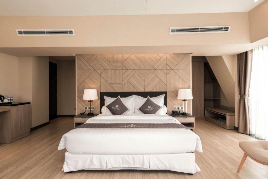 Para odkryła kamerę skierowaną prosto na łóżko Foto: łóżko w pokoju hotelowym