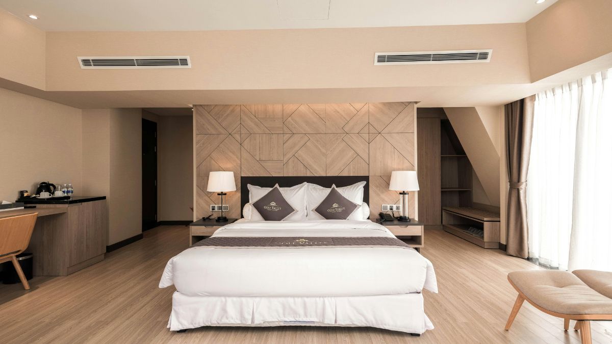 Para odkryła kamerę skierowaną prosto na łóżko Foto: łóżko w pokoju hotelowym