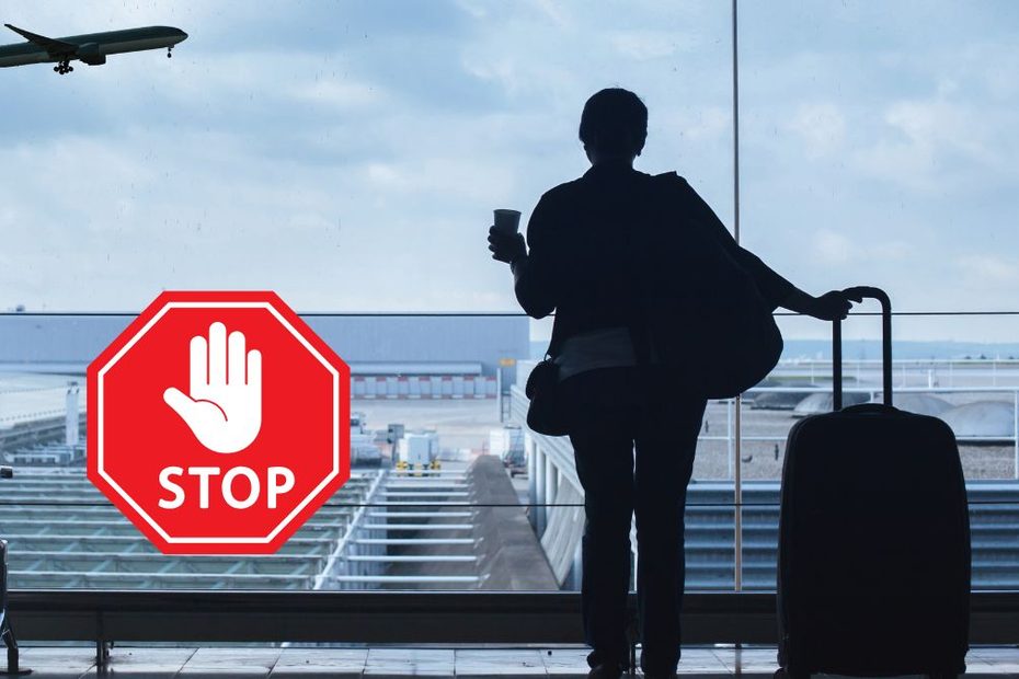 błąd systemu eVisa Foto: kobieta na lotnisku, znak stop