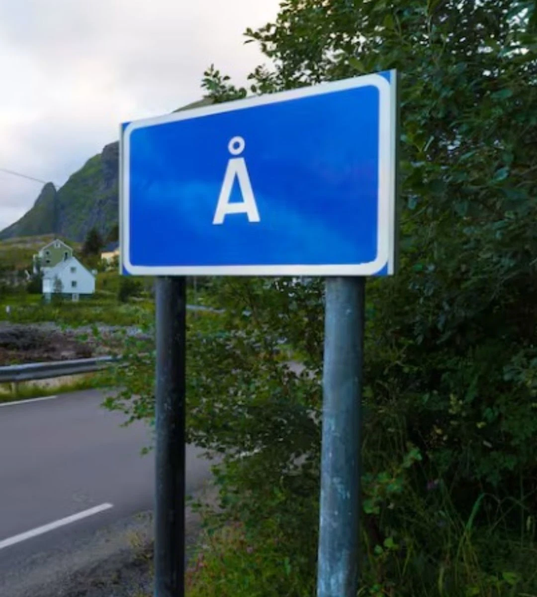 Rekordowo krótkie nazwy miejscowości w Europie Foto: tablica z nazwa miejscowości norweskiego Å