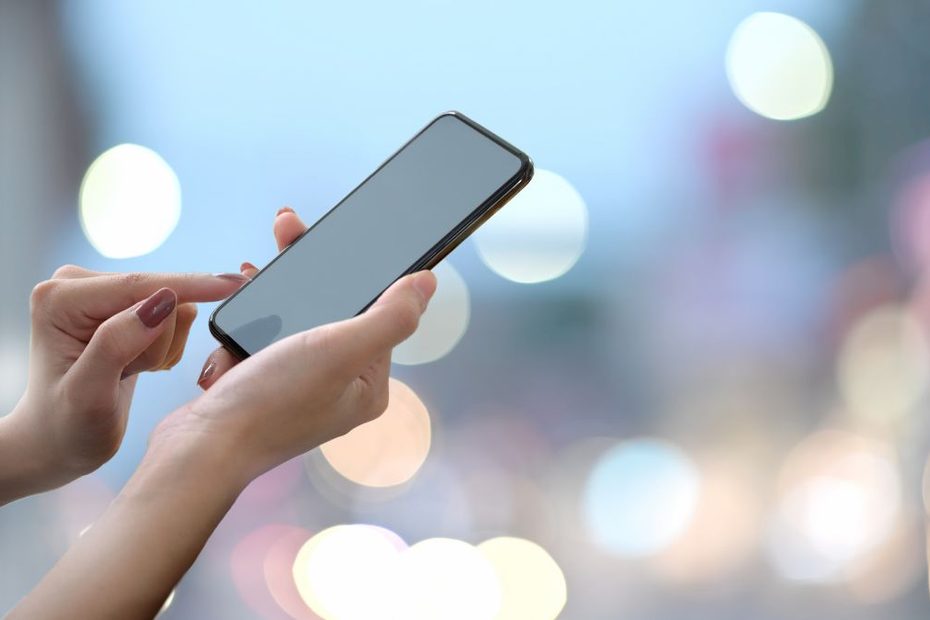 Nawet 75 euro mandatu za telefon na pasach Foto: telefon w ręku