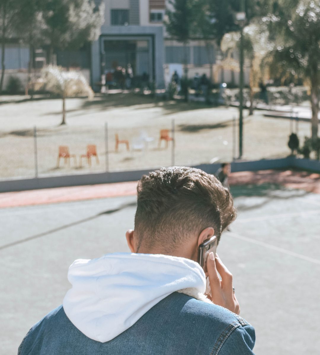 Nawet 75 euro mandatu za telefon na pasach Foto: mężczyzna rozmawiający przez telefon