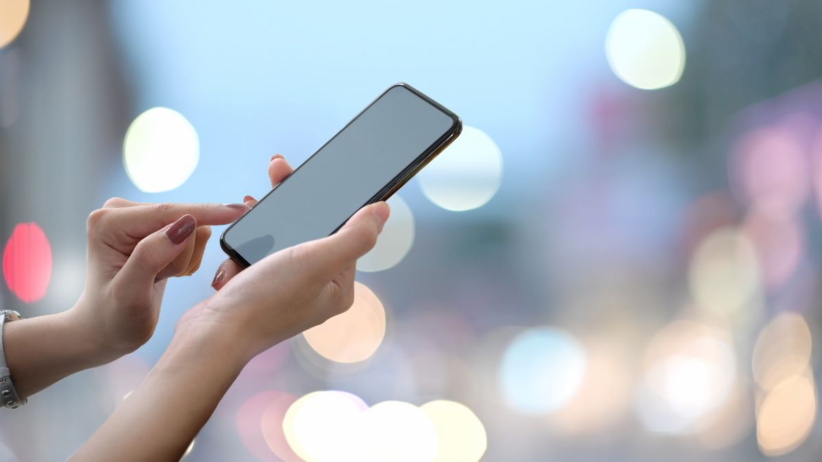 Nawet 75 euro mandatu za telefon na pasach Foto: telefon w ręku