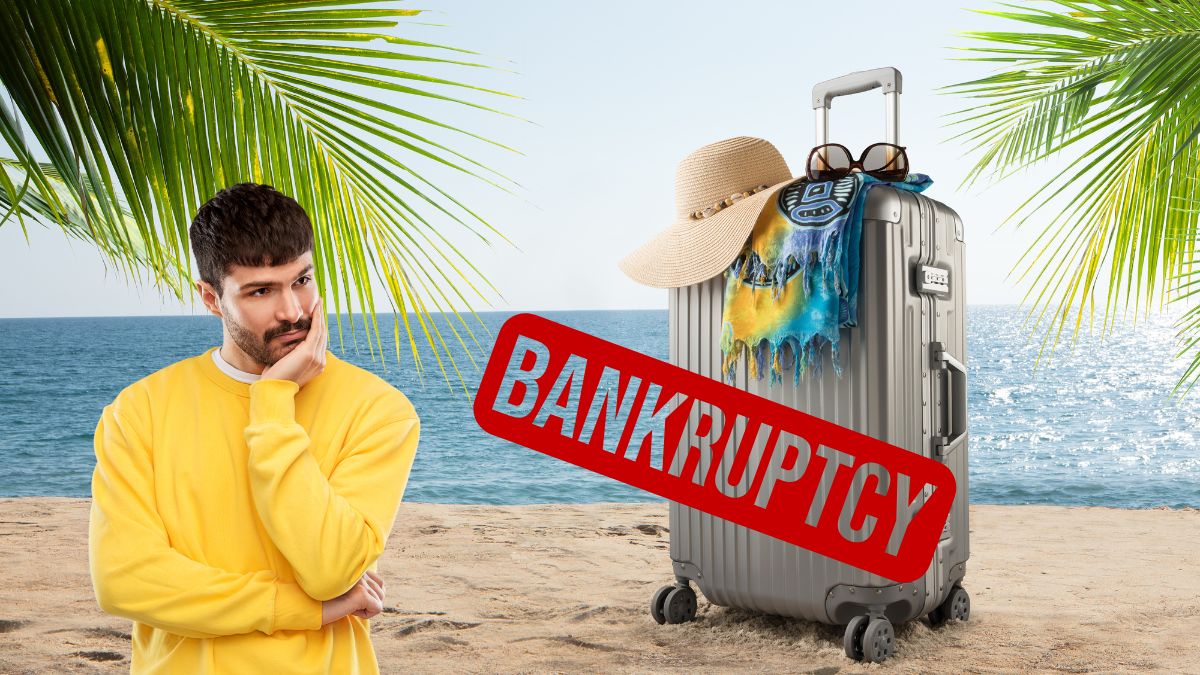 Kolejne brytyjskie biuro podróży upadło Foto: zmartwiony mężczyzna, walizka i napis bankruptcy