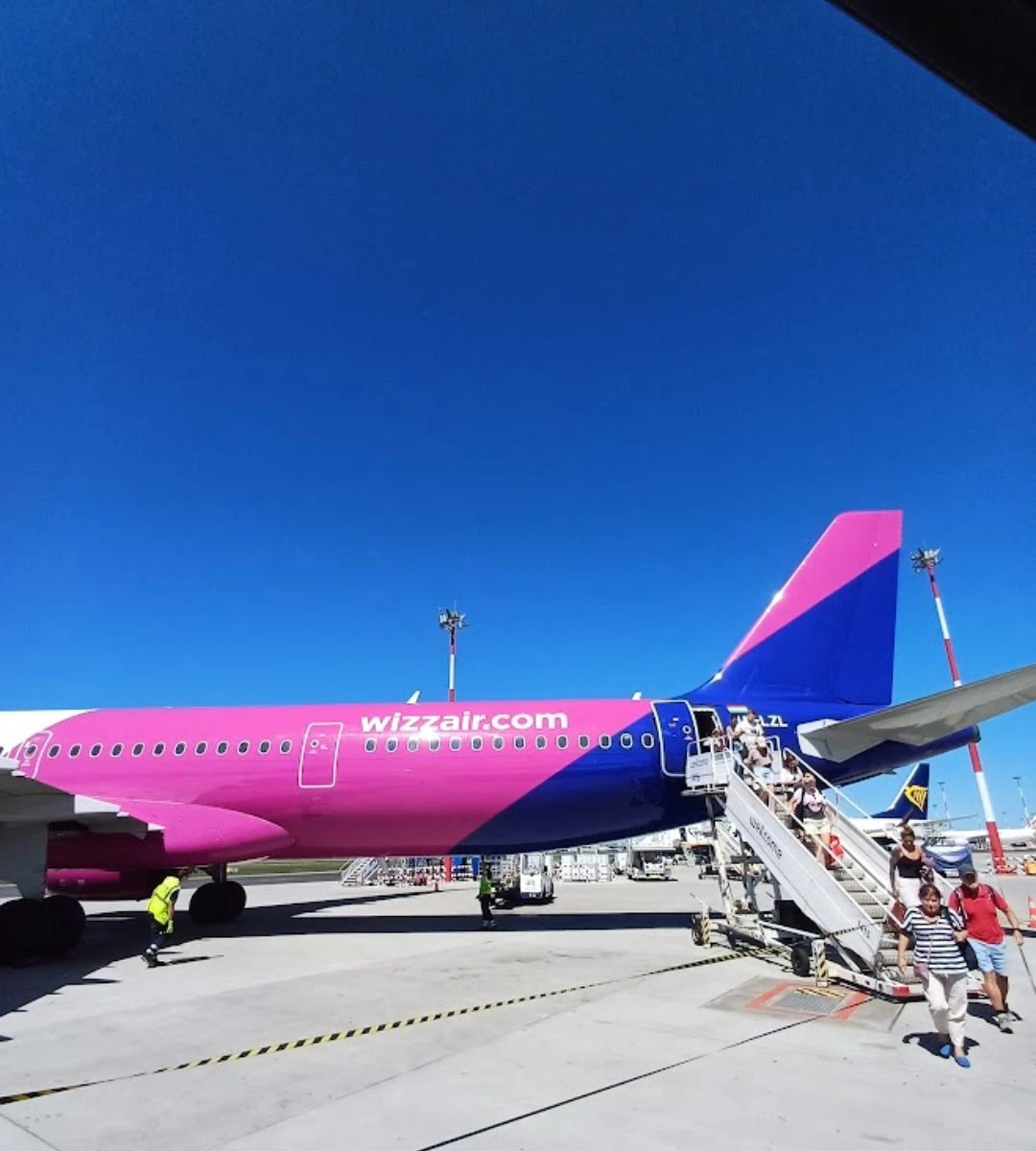 Samolot Wizz Air był o dwie sekundy od katastrofy Foto: pasażerowie wysiadający z samolotu linii Wizz Air