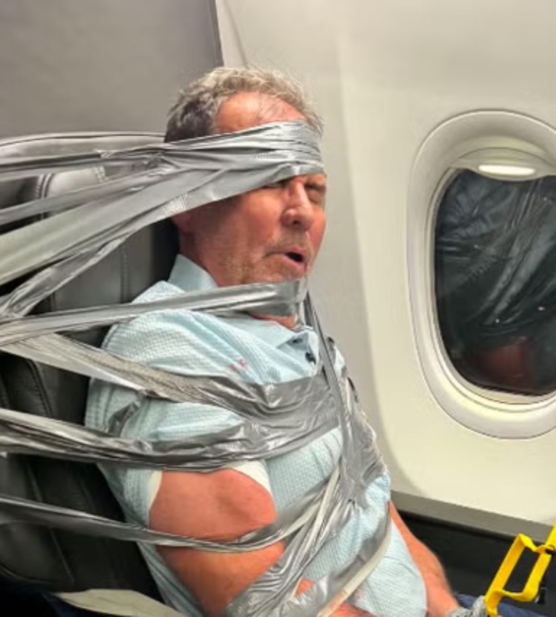 pasażer przykuty taśmą do fotela w samolocie Foto: zdjęcie pasażera oklejonego taśmą